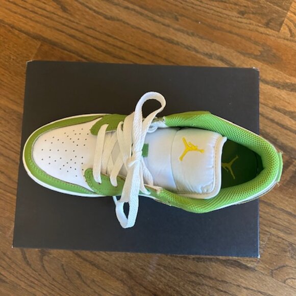 Air Jordan 1 Low SE Green and White Sneakers - NEW - Size 5.5Y - Picture 2 of 4